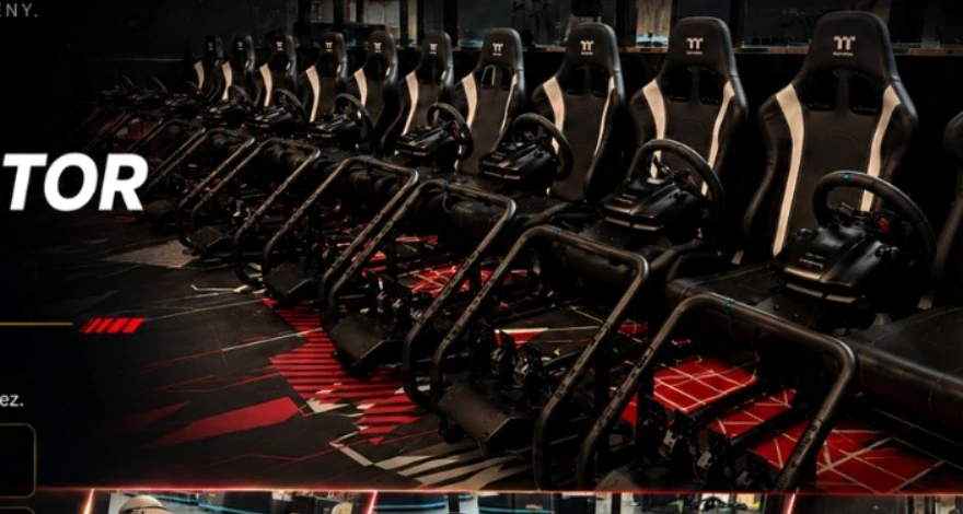 Valós autószimulátor setup több egymás melletti cockpit-tel